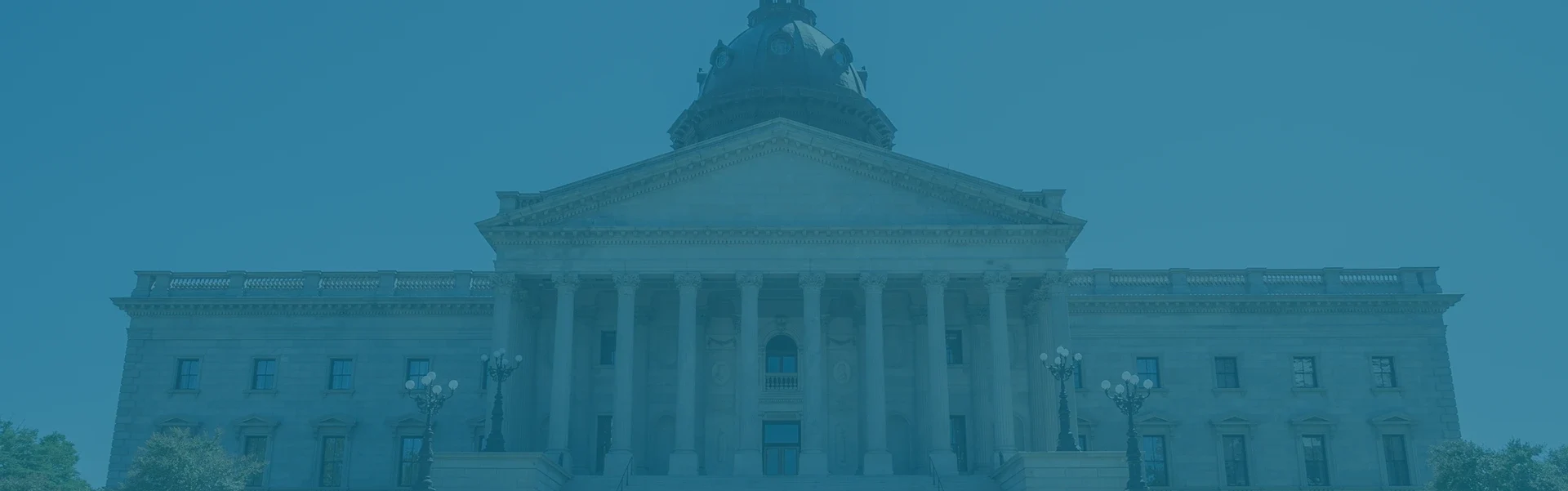The image shows the South Carolina State House in Columbia, South Carolina. This historic Greek Revival building serves as the seat of the state's government and is recognized by its prominent dome and grand columned portico